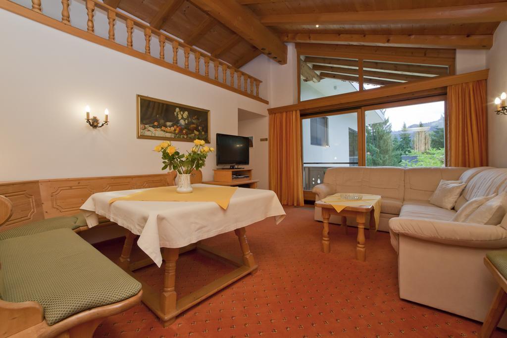 Haus Waldrand Daire Oberndorf in Tirol Dış mekan fotoğraf