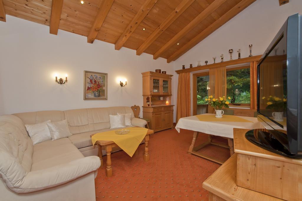 Haus Waldrand Daire Oberndorf in Tirol Dış mekan fotoğraf