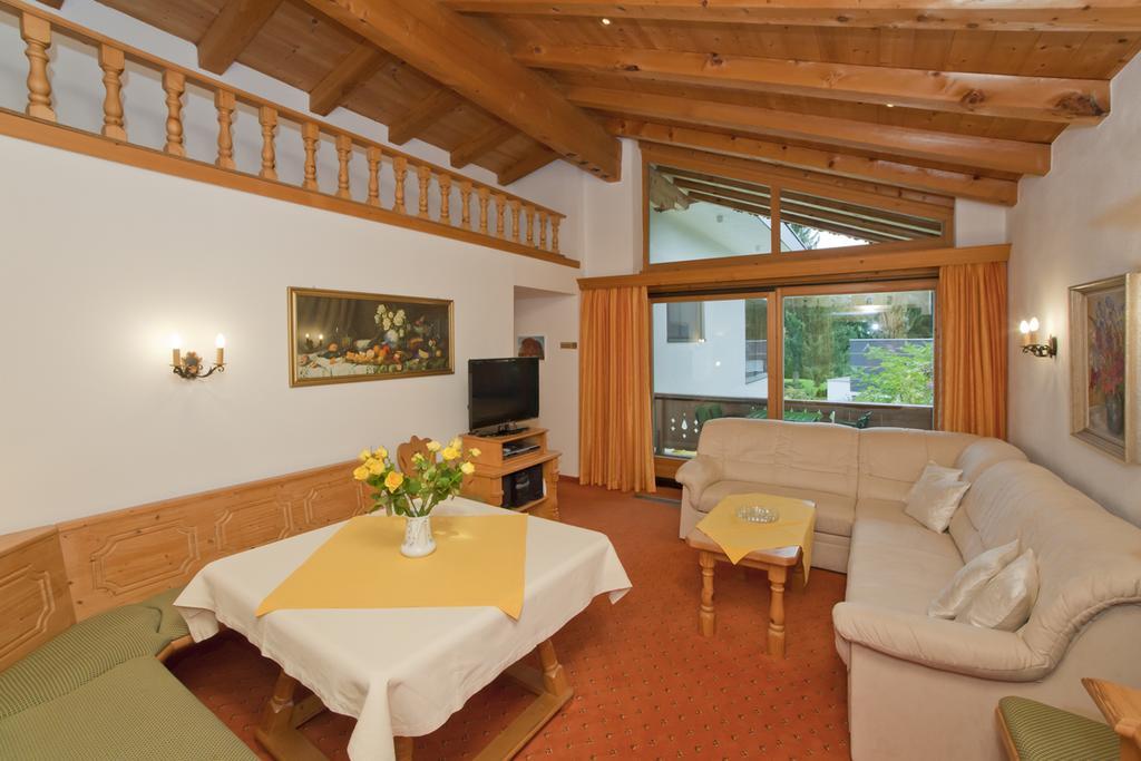 Haus Waldrand Daire Oberndorf in Tirol Dış mekan fotoğraf